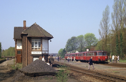 Triebwagen 515 520 der DB hat Einfahrt in Dalheim als Zug 7918 aus Mönchengladbach Hbf