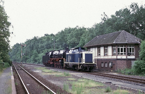 Am 30. Mai 1992 fuhr Int 207 / 206 'Colonia Expres' (Hoek van Holland / Köln u.z.) zum letzten mal. Die NS und DB hatten sich beseondere Bespannungen bedacht: die Lok 01 1075 der SSN. 