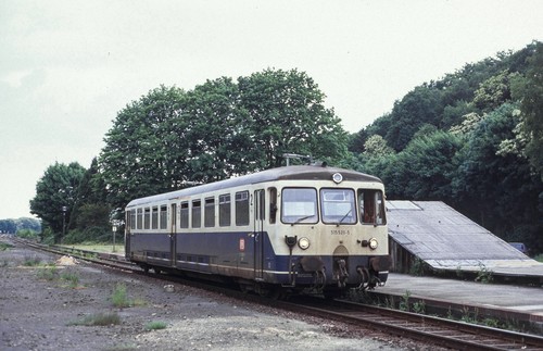 Triebwagen 515 520 der DB steht zur Ausfahrt aus Dalheim als Zug 7921 nach Mönchengladbach Hbf