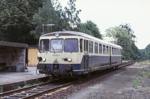 Triebwagen 515 520 der DB hat Einfahrt in Dalheim als Zug 7918 aus Mönchengladbach Hbf