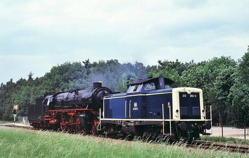 Am 30. Mai 1992 fuhr Int 207 / 206 'Colonia Expres' (Hoek van Holland / Köln u.z.) zum letzten mal. Die NS und DB hatten sich beseondere Bespannungen bedacht: die Lok 01 1075 der SSN. 