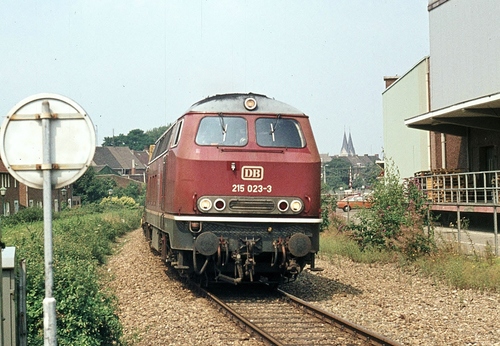 Diesellok 215 023 mit einem Huckepackzug