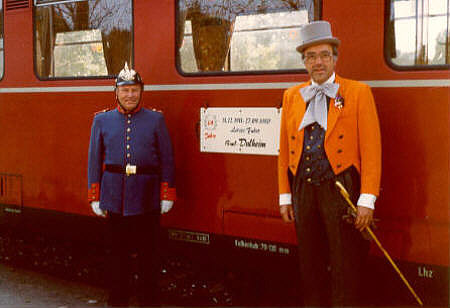 Zur Abschiedsfahrt mit dem letzten Personenzug von Baal nach Dalheim fanden sich entlang der Strecke viele Menschen festlich geschmückt ein. Die Aufnahme entstand am 27.09.1980 in Baal.