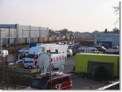 Die Rettungskräfte und die Presse in Roermond am 20.3.03